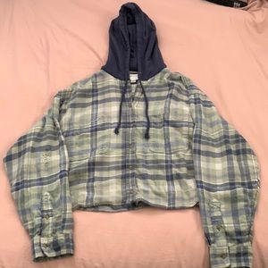 AMERICAN EAGLE- cropped distressed flannel